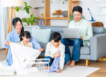 高齢の方が自宅でくつろぐ様子